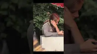 Щекочу красотку ПРАНК / Реакция девушки на розыгрыш / ПРИТУЛА Best pranks 