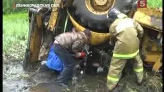 Трактор с водителем внутри едва не утонул в болоте
