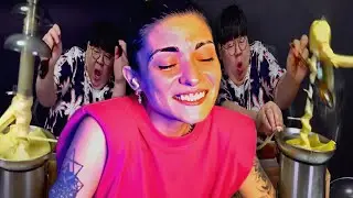 EN KOMİK ASMR MUKBANG VİDEOLARI !!! ( ABLA ARABANIN TEPESİNDE YEMEK YİYOR )