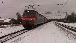 Электровоз ВЛ11.8-717/215 с грузовым составом
