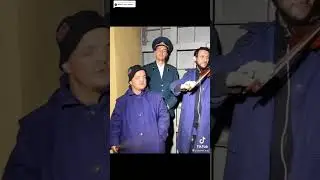 Супер Сус'ер, у гермодвери, играет на скрипке! 