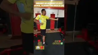Exercício para atleta simulando soco frontal segurando barra de 6kg 