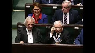 Jarosław Kaczyński czyta Atlas Kotów w Sejmie