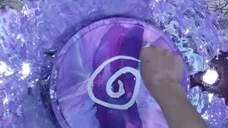 Волшебный фиолетовый водоворот с помощью цепочек и тортницы.