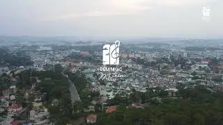 Tay trái chỉ trăng