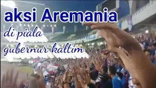 Aksi aremania saat laga persebaya vs arema