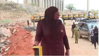 TAZAMA MHE RAIS SAMIA SULUHU HASSAN  AKIBONYEZA KITUFE  KUZUIA  GETI LA MTO.