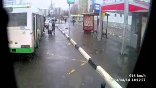 Странный подъезд к остановке
