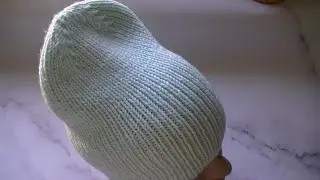 Вяжем модную шапку резинкой 1*1 с интересной макушкой.