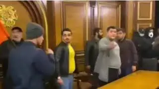 Протестующие в Ереване громят здание правительства