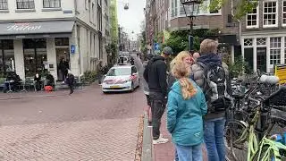 (Agent speelt met sirene) P1 politie Amsterdam met spoed naar een Dodelijke Reanimatie