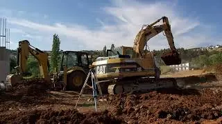 Cat 320B Ekskavatör  Yüklüyor Cat 428 Bekoloder Dolduruyor