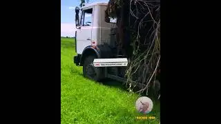 Старый МаЗ едет без водителя. 