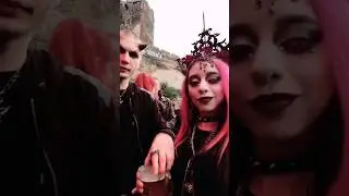 Un día tomas té y al otro estas en el castle party #gothgirl #alternativegirl #shorts #makeup #goth