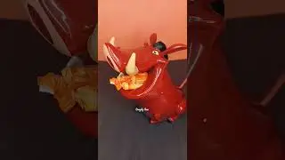 😉😁Feeding Pumbaa 🍊🍊 candy 🍬🍬
