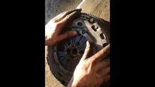 Почему стучит маховик?