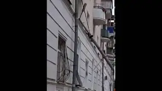 В Новокуйбышевске световая опора рухнула на жилой дом