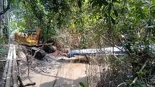 RETROESCAVADORA atraviesa la JUNGLA con TUBOS PETROLEROS