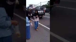1 cowok di keroyok 10 cewek. TRAGIS - ( bagi takjil) SMPN 1 Wlingi Blitar