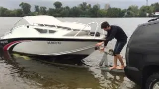 Поднимаем катер на прицеп с воды