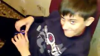 Крутит спиннер на писюне! (ЖЕСТЬ) 18+