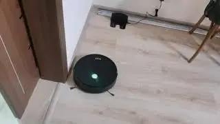 Робот-пылесос ELARI SmartBot Lite SBT-002A в работе