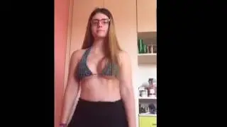 LİSELİ kız ETEĞİYLE DANS EDİYOR HERŞEY ORTADA..