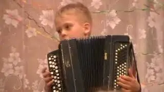 Гармонист разворачивает и сворачивает душу
