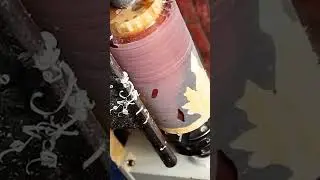 Красивая ваза из дерева и эпоксидной смолы.