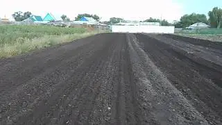 Выравнивание почвы бороной