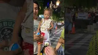 Bapaknya jaga parkir, ibunya jagain anak #pov #photography #povphotography #streetphotography