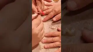 Наращиваю ногти маме
