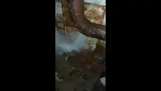 Аварийная ситуация, огромный свищ в трубе теплоузла