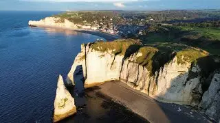 Survol en drone des falaises d'Etretat