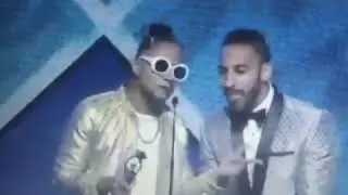 Momento en que Mozart La para le tira a Lápiz en premio soberano 2018