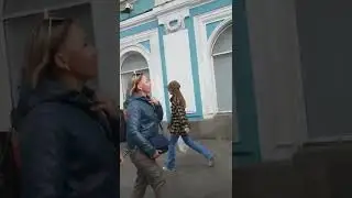 Концерт на улице возле МЕТРО + ( очень круто играют)!