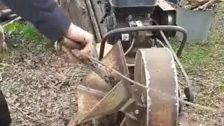 Работа дробилки для веток к мотоблоку.