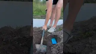 Зарыл телефон под землю!