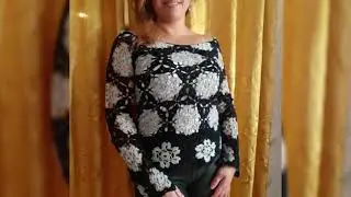 Топ из цветочных мативав крючком
