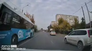 Нормальный знак "Уступи дорогу" висит вроде