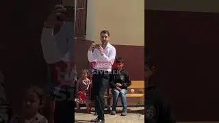 23 Nisan’da şarkı ritmine kendini kaptıran veli, ilgi odağı oldu