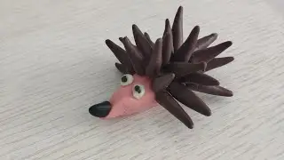 Лепим из пластилина ёжика.