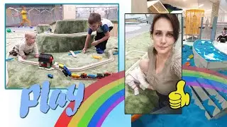 В классной игровой комнате Play! / Синий песок! / Платон играет в железную дорогу.
