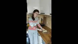 Полезный лайфхак для любителей поплакать. Режем лук без слез.