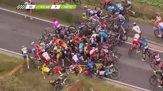 BinckBank Tour Enorme caduta collettiva e metà del gruppo a terra