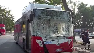 Bari, schianto col camion uscito dal Porto: bus Amtab danneggiato. Feriti autista e passeggero