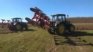 Вспашка поля под посадку картофеля тракторами john deere 6135b