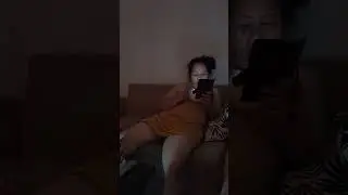 Yaya Zakiyah santai fokus bermain handphone