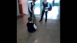Прикол (немогут снять штаны)