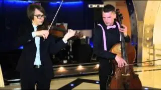 Музыканты играют красивую музыку на скрипке и виолончели